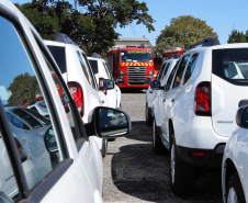 O governador Carlos Massa Ratinho Junior entregou nesta quarta-feira (22) novas viaturas, equipamentos de combate a incêndios florestais e aparelhos de atendimento a emergências derivadas da manipulação de produtos perigosos como forma de reforçar a estrutura de segurança pública do Paraná.