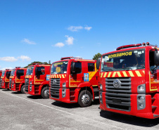 O governador Carlos Massa Ratinho Junior entregou nesta quarta-feira (22) novas viaturas, equipamentos de combate a incêndios florestais e aparelhos de atendimento a emergências derivadas da manipulação de produtos perigosos como forma de reforçar a estrutura de segurança pública do Paraná.