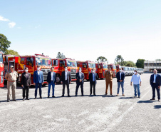 O governador Carlos Massa Ratinho Junior entregou nesta quarta-feira (22) novas viaturas, equipamentos de combate a incêndios florestais e aparelhos de atendimento a emergências derivadas da manipulação de produtos perigosos como forma de reforçar a estrutura de segurança pública do Paraná.