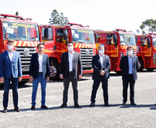 O governador Carlos Massa Ratinho Junior entregou nesta quarta-feira (22) novas viaturas, equipamentos de combate a incêndios florestais e aparelhos de atendimento a emergências derivadas da manipulação de produtos perigosos como forma de reforçar a estrutura de segurança pública do Paraná.