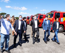 O governador Carlos Massa Ratinho Junior entregou nesta quarta-feira (22) novas viaturas, equipamentos de combate a incêndios florestais e aparelhos de atendimento a emergências derivadas da manipulação de produtos perigosos como forma de reforçar a estrutura de segurança pública do Paraná.
