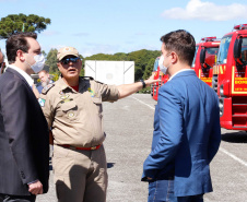 O governador Carlos Massa Ratinho Junior entregou nesta quarta-feira (22) novas viaturas, equipamentos de combate a incêndios florestais e aparelhos de atendimento a emergências derivadas da manipulação de produtos perigosos como forma de reforçar a estrutura de segurança pública do Paraná.