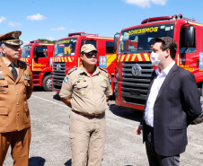 O governador Carlos Massa Ratinho Junior entregou nesta quarta-feira (22) novas viaturas, equipamentos de combate a incêndios florestais e aparelhos de atendimento a emergências derivadas da manipulação de produtos perigosos como forma de reforçar a estrutura de segurança pública do Paraná.