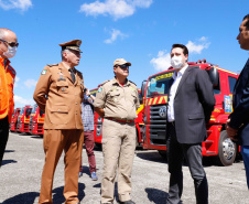 O governador Carlos Massa Ratinho Junior entregou nesta quarta-feira (22) novas viaturas, equipamentos de combate a incêndios florestais e aparelhos de atendimento a emergências derivadas da manipulação de produtos perigosos como forma de reforçar a estrutura de segurança pública do Paraná.