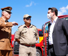 O governador Carlos Massa Ratinho Junior entregou nesta quarta-feira (22) novas viaturas, equipamentos de combate a incêndios florestais e aparelhos de atendimento a emergências derivadas da manipulação de produtos perigosos como forma de reforçar a estrutura de segurança pública do Paraná.