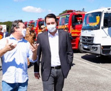 O governador Carlos Massa Ratinho Junior entregou nesta quarta-feira (22) novas viaturas, equipamentos de combate a incêndios florestais e aparelhos de atendimento a emergências derivadas da manipulação de produtos perigosos como forma de reforçar a estrutura de segurança pública do Paraná.