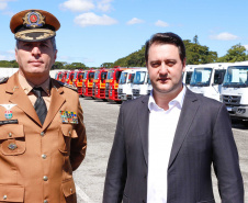 O governador Carlos Massa Ratinho Junior entregou nesta quarta-feira (22) novas viaturas, equipamentos de combate a incêndios florestais e aparelhos de atendimento a emergências derivadas da manipulação de produtos perigosos como forma de reforçar a estrutura de segurança pública do Paraná.