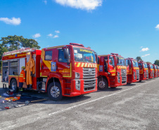O governador Carlos Massa Ratinho Junior entregou nesta quarta-feira (22) novas viaturas, equipamentos de combate a incêndios florestais e aparelhos de atendimento a emergências derivadas da manipulação de produtos perigosos como forma de reforçar a estrutura de segurança pública do Paraná.