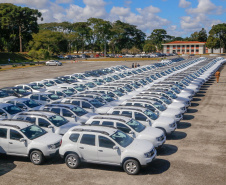 O governador Carlos Massa Ratinho Junior entregou nesta quarta-feira (22) novas viaturas, equipamentos de combate a incêndios florestais e aparelhos de atendimento a emergências derivadas da manipulação de produtos perigosos como forma de reforçar a estrutura de segurança pública do Paraná.