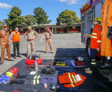O governador Carlos Massa Ratinho Junior entregou nesta quarta-feira (22) novas viaturas, equipamentos de combate a incêndios florestais e aparelhos de atendimento a emergências derivadas da manipulação de produtos perigosos como forma de reforçar a estrutura de segurança pública do Paraná.
