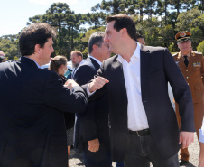 O governador Carlos Massa Ratinho Junior entregou nesta quarta-feira (22) novas viaturas, equipamentos de combate a incêndios florestais e aparelhos de atendimento a emergências derivadas da manipulação de produtos perigosos como forma de reforçar a estrutura de segurança pública do Paraná.