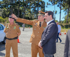 O governador Carlos Massa Ratinho Junior entregou nesta quarta-feira (22) novas viaturas, equipamentos de combate a incêndios florestais e aparelhos de atendimento a emergências derivadas da manipulação de produtos perigosos como forma de reforçar a estrutura de segurança pública do Paraná.