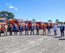 O governador Carlos Massa Ratinho Junior entregou nesta quarta-feira (22) novas viaturas, equipamentos de combate a incêndios florestais e aparelhos de atendimento a emergências derivadas da manipulação de produtos perigosos como forma de reforçar a estrutura de segurança pública do Paraná.