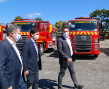 O governador Carlos Massa Ratinho Junior entregou nesta quarta-feira (22) novas viaturas, equipamentos de combate a incêndios florestais e aparelhos de atendimento a emergências derivadas da manipulação de produtos perigosos como forma de reforçar a estrutura de segurança pública do Paraná.