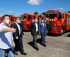 O governador Carlos Massa Ratinho Junior entregou nesta quarta-feira (22) novas viaturas, equipamentos de combate a incêndios florestais e aparelhos de atendimento a emergências derivadas da manipulação de produtos perigosos como forma de reforçar a estrutura de segurança pública do Paraná.