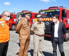O governador Carlos Massa Ratinho Junior entregou nesta quarta-feira (22) novas viaturas, equipamentos de combate a incêndios florestais e aparelhos de atendimento a emergências derivadas da manipulação de produtos perigosos como forma de reforçar a estrutura de segurança pública do Paraná.