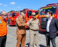 O governador Carlos Massa Ratinho Junior entregou nesta quarta-feira (22) novas viaturas, equipamentos de combate a incêndios florestais e aparelhos de atendimento a emergências derivadas da manipulação de produtos perigosos como forma de reforçar a estrutura de segurança pública do Paraná.