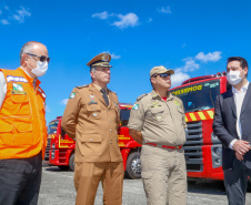 O governador Carlos Massa Ratinho Junior entregou nesta quarta-feira (22) novas viaturas, equipamentos de combate a incêndios florestais e aparelhos de atendimento a emergências derivadas da manipulação de produtos perigosos como forma de reforçar a estrutura de segurança pública do Paraná.