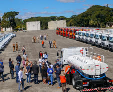 O governador Carlos Massa Ratinho Junior entregou nesta quarta-feira (22) novas viaturas, equipamentos de combate a incêndios florestais e aparelhos de atendimento a emergências derivadas da manipulação de produtos perigosos como forma de reforçar a estrutura de segurança pública do Paraná.