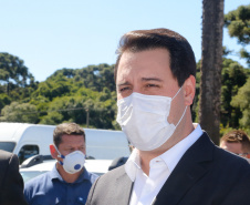O governador Carlos Massa Ratinho Junior entregou nesta quarta-feira (22) novas viaturas, equipamentos de combate a incêndios florestais e aparelhos de atendimento a emergências derivadas da manipulação de produtos perigosos como forma de reforçar a estrutura de segurança pública do Paraná.