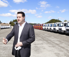 O governador Carlos Massa Ratinho Junior entregou nesta quarta-feira (22) novas viaturas, equipamentos de combate a incêndios florestais e aparelhos de atendimento a emergências derivadas da manipulação de produtos perigosos como forma de reforçar a estrutura de segurança pública do Paraná.