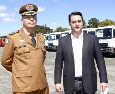 O governador Carlos Massa Ratinho Junior entregou nesta quarta-feira (22) novas viaturas, equipamentos de combate a incêndios florestais e aparelhos de atendimento a emergências derivadas da manipulação de produtos perigosos como forma de reforçar a estrutura de segurança pública do Paraná.