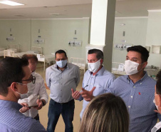 O chefe da Casa Civil do Governo do Estado, Guto Silva, e o diretor-geral da Secretaria estadual da Saúde, Nestor Werner Junior, no início desta semana hospitais do Sudoeste que terão expansão de leitos para o atendimento de pacientes com Covid-19. Foto: Casa Civil