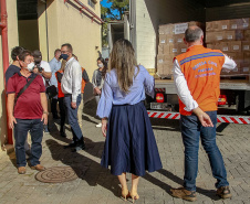 O Governo do Estado recebeu nesta quinta-feira (23) a doação de mais 6 mil litros de álcool em gel (5,3 toneladas), que serão distribuídos para entidades que atendem idosos, crianças e adolescentes, pessoas com deficiência ou outros públicos, além de serviços de saúde e da segurança pública. O produto foi doado pela rede de farmácias Nissei e entregue no depósito da Coordenadoria Estadual da Defesa Civil, na Vila Guaíra, em Curitiba. Foto: Valdelino Pontes
