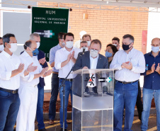 O governador Carlos Massa Ratinho Junior confirmou nesta sexta-feira (24) a contratação de 108 novos leitos para o Hospital Universitário de Maringá. O investimento é de R$ 15,3 milhões, sendo R$ 7,8 milhões para custeio para os próximos seis meses e R$ 7,5 milhões em equipamentos, mobília e insumos médicos.