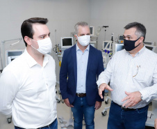O governador Carlos Massa Ratinho Junior confirmou nesta sexta-feira (24) a contratação de 108 novos leitos para o Hospital Universitário de Maringá. O investimento é de R$ 15,3 milhões, sendo R$ 7,8 milhões para custeio para os próximos seis meses e R$ 7,5 milhões em equipamentos, mobília e insumos médicos.