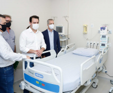 O governador Carlos Massa Ratinho Junior confirmou nesta sexta-feira (24) a contratação de 108 novos leitos para o Hospital Universitário de Maringá. O investimento é de R$ 15,3 milhões, sendo R$ 7,8 milhões para custeio para os próximos seis meses e R$ 7,5 milhões em equipamentos, mobília e insumos médicos.