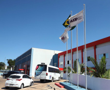 O Hospital Universitário do Oeste do Paraná, em Cascavel, ganha reforço para o atendimento de pacientes com a Covid-19 na região. Passa de 10 para 30 o número de leitos de Unidade de Terapia Intensiva (UTI). Os leitos de enfermaria serão ampliados de 20 para 32. A medida foi confirmada pelo governador Carlos Massa Ratinho Junior, que esteve no HU do Oeste nesta sexta-feira (24) para acompanhar as ações de estruturação para enfrentamento ao novo coronavírus.
