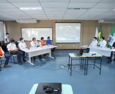 O Hospital Universitário do Oeste do Paraná, em Cascavel, ganha reforço para o atendimento de pacientes com a Covid-19 na região. Passa de 10 para 30 o número de leitos de Unidade de Terapia Intensiva (UTI). Os leitos de enfermaria serão ampliados de 20 para 32. A medida foi confirmada pelo governador Carlos Massa Ratinho Junior, que esteve no HU do Oeste nesta sexta-feira (24) para acompanhar as ações de estruturação para enfrentamento ao novo coronavírus.
