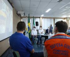 O Hospital Universitário do Oeste do Paraná, em Cascavel, ganha reforço para o atendimento de pacientes com a Covid-19 na região. Passa de 10 para 30 o número de leitos de Unidade de Terapia Intensiva (UTI). Os leitos de enfermaria serão ampliados de 20 para 32. A medida foi confirmada pelo governador Carlos Massa Ratinho Junior, que esteve no HU do Oeste nesta sexta-feira (24) para acompanhar as ações de estruturação para enfrentamento ao novo coronavírus.
