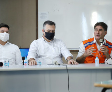 O Hospital Universitário do Oeste do Paraná, em Cascavel, ganha reforço para o atendimento de pacientes com a Covid-19 na região. Passa de 10 para 30 o número de leitos de Unidade de Terapia Intensiva (UTI). Os leitos de enfermaria serão ampliados de 20 para 32. A medida foi confirmada pelo governador Carlos Massa Ratinho Junior, que esteve no HU do Oeste nesta sexta-feira (24) para acompanhar as ações de estruturação para enfrentamento ao novo coronavírus.
