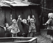 O Museu Oscar Niemeyer (MON) inaugura uma nova exposição virtual no Google Arts & Culture neste 1º de maio. “Antanas Sutkus: Um Olhar Livre” reúne imagens feitas pelo fotógrafo lituano, um dos mais expressivos em âmbito mundial. Agora são nove mostras do MON disponíveis na plataforma.