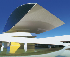 O Museu Oscar Niemeyer (MON) inaugura uma nova exposição virtual no Google Arts & Culture neste 1º de maio. “Antanas Sutkus: Um Olhar Livre” reúne imagens feitas pelo fotógrafo lituano, um dos mais expressivos em âmbito mundial. Agora são nove mostras do MON disponíveis na plataforma.