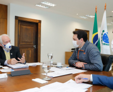 Ampliar os investimentos públicos com a execução de obras que geram empregos nos municípios e tornar a administração estadual ainda mais eficiente. Essas foram as principais orientações do governador Carlos Massa Ratinho Junior para retomar o fôlego da economia do Paraná após a pandemia da Covid-19. O assunto foi tratado nesta quinta-feira (7) em reunião com a equipe responsável pelo planejamento das ações de recuperação do Paraná.