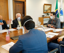 Ampliar os investimentos públicos com a execução de obras que geram empregos nos municípios e tornar a administração estadual ainda mais eficiente. Essas foram as principais orientações do governador Carlos Massa Ratinho Junior para retomar o fôlego da economia do Paraná após a pandemia da Covid-19. O assunto foi tratado nesta quinta-feira (7) em reunião com a equipe responsável pelo planejamento das ações de recuperação do Paraná.