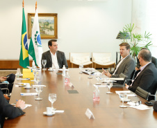  O governador Ratinho Junior recebeu também a visita de executivos da Motorola nesta quinta-feira (07). A empresa apresentou soluções tecnológicas de comunicação em nuvem. O presidente da companhia, Elton Borgonovo, disponibilizou gratuitamente equipamentos para serem testados por diferentes secretarias durante o período da pandemia de coronavírus.