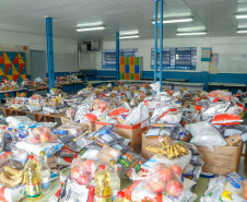 O Governo do Paraná entregou nesta sexta-feira (08) kits da merenda escolar para 231 mil alunos da Rede Estadual de Ensino cadastrados também no programa federal Bolsa Família
