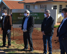 Cinquenta famílias de Nova Aurora, na região Oeste do Paraná, receberam nesta sexta-feira (8) as chaves de casas populares construídas em um trabalho integrado do Governo do Estado com o governo federal e a prefeitura. Foto: Cohapar