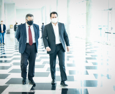 Na data em que se comemora o Dia Internacional da Enfermagem, o governador Carlos Massa Ratinho Junior reiterou o papel fundamental desses profissionais que atuam na linha de frente da saúde e que agora se destacam no enfrentamento da Covid-19. Ele se reuniu nesta terça-feira (12), no Palácio Iguaçu, com representantes da classe, para homenagear os enfermeiros, técnicos e auxiliares de enfermagem que trabalham nos serviços de saúde Paraná.  