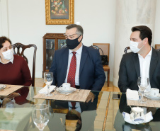 Na data em que se comemora o Dia Internacional da Enfermagem, o governador Carlos Massa Ratinho Junior reiterou o papel fundamental desses profissionais que atuam na linha de frente da saúde e que agora se destacam no enfrentamento da Covid-19. Ele se reuniu nesta terça-feira (12), no Palácio Iguaçu, com representantes da classe, para homenagear os enfermeiros, técnicos e auxiliares de enfermagem que trabalham nos serviços de saúde Paraná.  