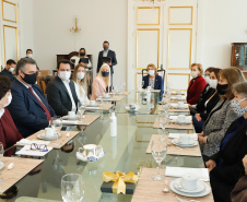 Na data em que se comemora o Dia Internacional da Enfermagem, o governador Carlos Massa Ratinho Junior reiterou o papel fundamental desses profissionais que atuam na linha de frente da saúde e que agora se destacam no enfrentamento da Covid-19. Ele se reuniu nesta terça-feira (12), no Palácio Iguaçu, com representantes da classe, para homenagear os enfermeiros, técnicos e auxiliares de enfermagem que trabalham nos serviços de saúde Paraná.  
