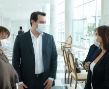 Na data em que se comemora o Dia Internacional da Enfermagem, o governador Carlos Massa Ratinho Junior reiterou o papel fundamental desses profissionais que atuam na linha de frente da saúde e que agora se destacam no enfrentamento da Covid-19. Ele se reuniu nesta terça-feira (12), no Palácio Iguaçu, com representantes da classe, para homenagear os enfermeiros, técnicos e auxiliares de enfermagem que trabalham nos serviços de saúde Paraná.  