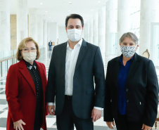 Na data em que se comemora o Dia Internacional da Enfermagem, o governador Carlos Massa Ratinho Junior reiterou o papel fundamental desses profissionais que atuam na linha de frente da saúde e que agora se destacam no enfrentamento da Covid-19. Ele se reuniu nesta terça-feira (12), no Palácio Iguaçu, com representantes da classe, para homenagear os enfermeiros, técnicos e auxiliares de enfermagem que trabalham nos serviços de saúde Paraná.  