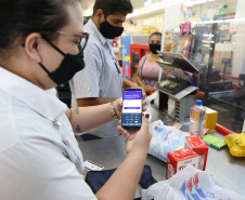 Utilizacao do Cartao Comida Boa  nesta terça-feira (12), em  Supermercado na cidade de Sarandi. O programa visa atender pessoas em vulnerabilidade social durante a Pandencia de Covid19.   12/05/2020 -  Foto: Geraldo Bubniak/AEN