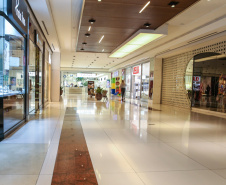 Estado determina fechamento de shoppings e academias. Medida foi adotada por decreto emitido nesta quinta-feira (19) e vale por tempo indeterminado. Também há recomendação para que bares e restaurantes fechem as portas até meia-noite Ações se somam a outras iniciativas para evitar a propagação do novo coronavírus.   Curitiba, 19/03/2020 - Foto: Geraldo Bubniak/AEN