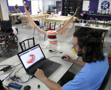 Fabricação de máscara escudo. Foto: Ari Dais